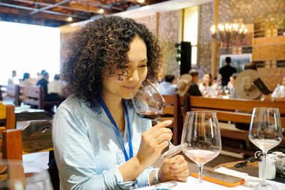 2022中國有約 中外媒體探訪寧夏，品味葡萄酒的